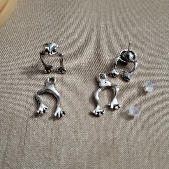 Adorable frog through ear illusion earrings - Picture 3 of 3